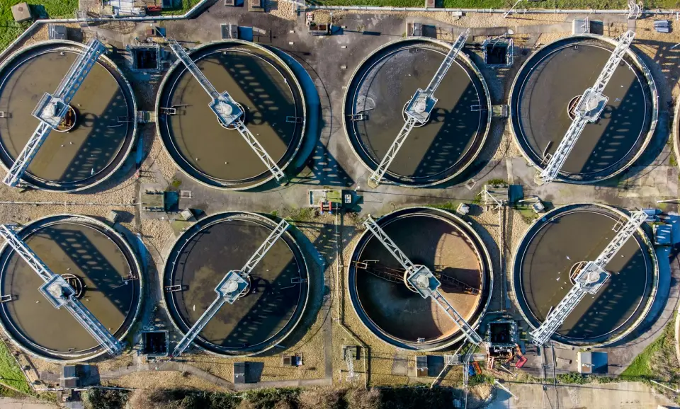 Vista aérea de los estanques circulares de una planta de tratamiento de aguas
