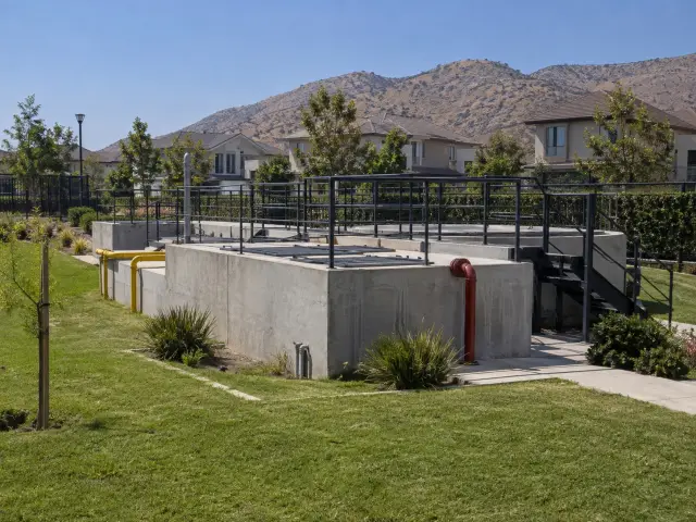 Planta de tratamiento de aguas servidas de un condominio, con estanques de hormigón y barandas